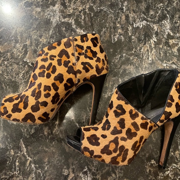 BCBG MAX AZRIA size 6 1/2 high heel open till shoe